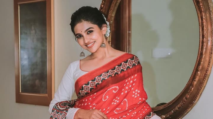 Mamitha Baiju Photos : తెలుగు ప్రేక్షకులకు ప్రేమలు సినిమాతో పరిచమై.. కుర్రకారుకి క్రష్​గా మారింది మమిత బైజు. ఈ భామ తాజాగా ఇన్​స్టాగ్రామ్​లో తాజా ఫోటోలు షేర్ చేసేంది.