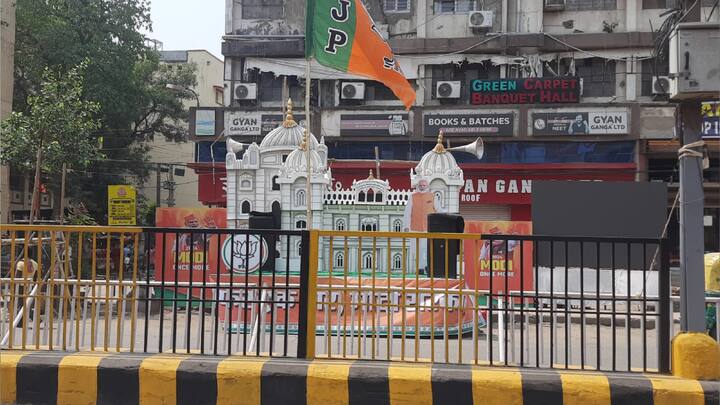 जब पीएम कदम कुआं पहुंचेंगे तो वहां पर पटना साहिब गुरुद्वारा का एक स्ट्रक्चर खड़ा किया गया है. इस स्ट्रक्चर के आगे कई जगहों पर बीजेपी ने स्टेज पुष्प वर्षा के लिए बनावाया है.
