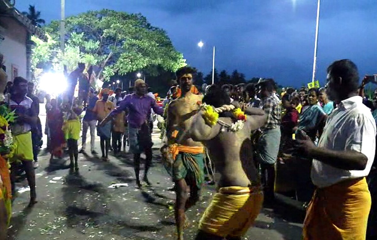 Theni: கிறிஸ்தவர், இந்துக்கள் இணைந்து கொண்டாடும் கருப்பசாமி கோயில் திருவிழா - தேனியில் மதநல்லிணக்க கொண்டாட்டம்