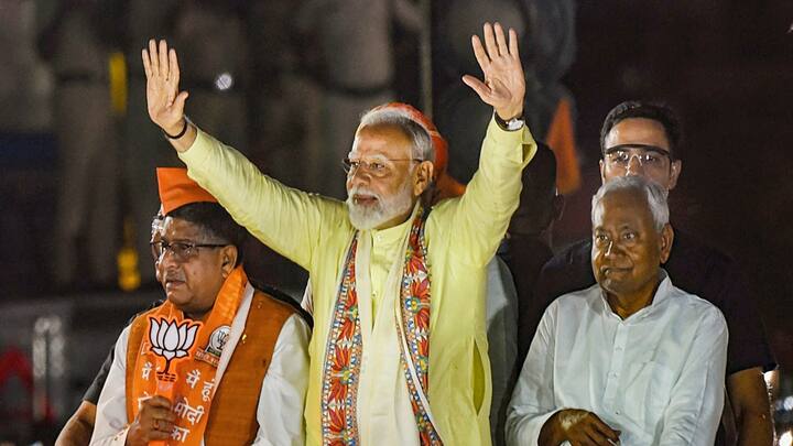 PM Narendra Modi Road Show in Patna during Photo of CM Nitish Kumar Samrat  Chaudhary Ravi Shankar Prasad | PM Modi Road Show in Patna: पीएम मोदी की  झलक पाने के लिए