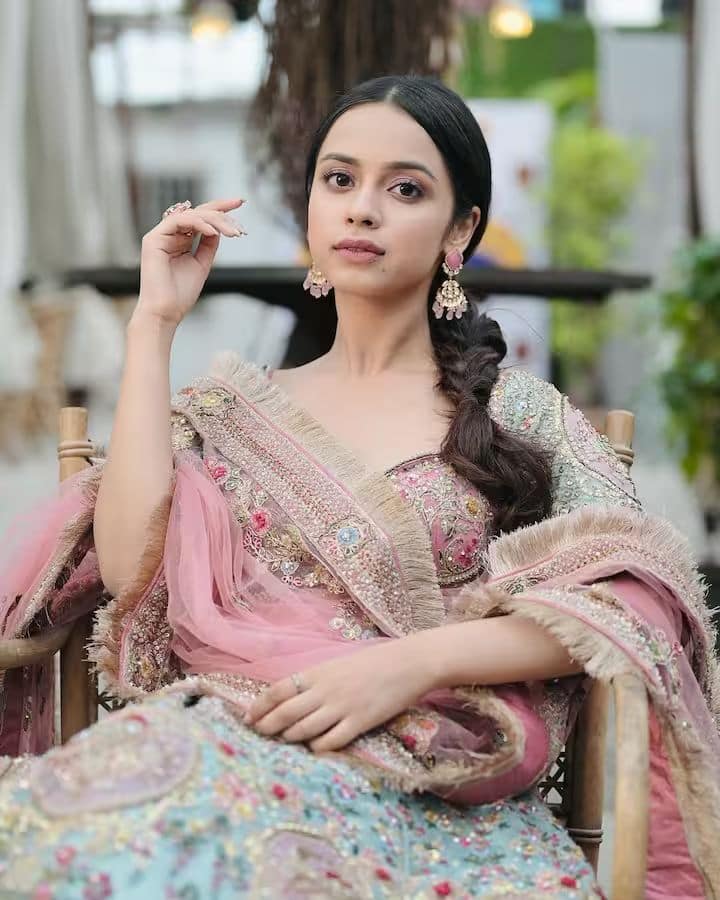 नितांशी तिच्या लुक आणि फॅशनकडे खूप लक्ष देते. हेच कारण आहे की तिला फुल कुमारीच्या रुपात पाहिल्यानंतर या चित्रांमध्ये तुम्ही तिला ओळखू शकणार नाही.(photo credit- Nitanshi Goel)