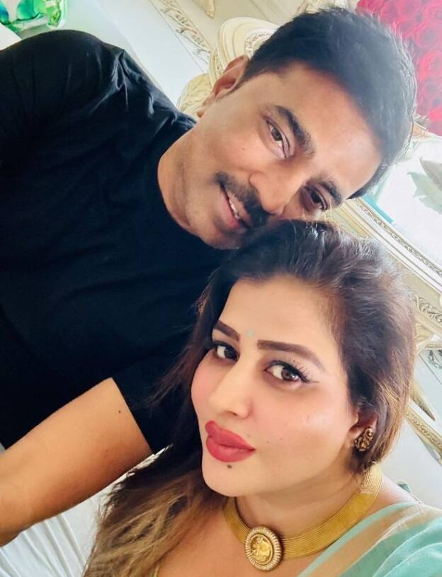 ऐसे में जानते हैं कि कौन हैं सुधा रेड्डी और वह क्या करती हैं. सुधा रेड्डी हैदराबाद के अरबपति बिजनेसमैन मेघा कृष्णा रेड्डी की पत्नी हैं.