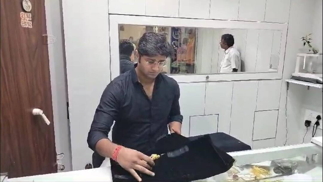 Kanpur Bullion trader absconded gold 1crore worth accused family members lodged missing complaint ann Kanpur News: एक करोड़ का सोना लेकर सर्राफा व्यापारी फरार, आरोपी के परिजनों ने किया बड़ा दावा