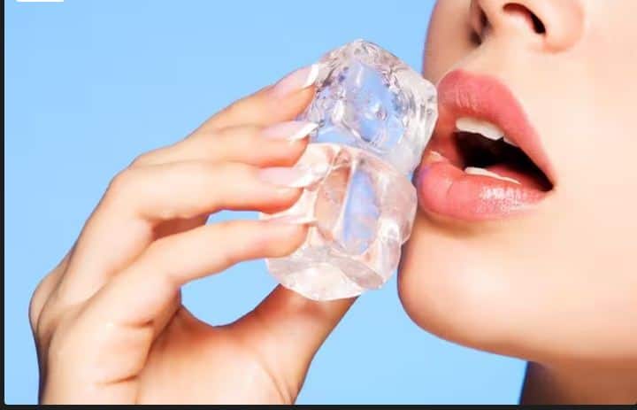 ਲੰਬੇ ਸਮੇਂ ਤੱਕ ਚਿਹਰੇ 'ਤੇ ਬਰਫ ਲਗਾਉਣ ਨਾਲ ਚਮੜੀ ਖੁਸ਼ਕ ਅਤੇ ਬੇਜਾਨ ਹੋ ਸਕਦੀ ਹੈ। ਇਸ ਲਈ ਕੁਝ ਸਮੇਂ ਲਈ ਹੀ ਬਰਫ ਲਗਾਓ।