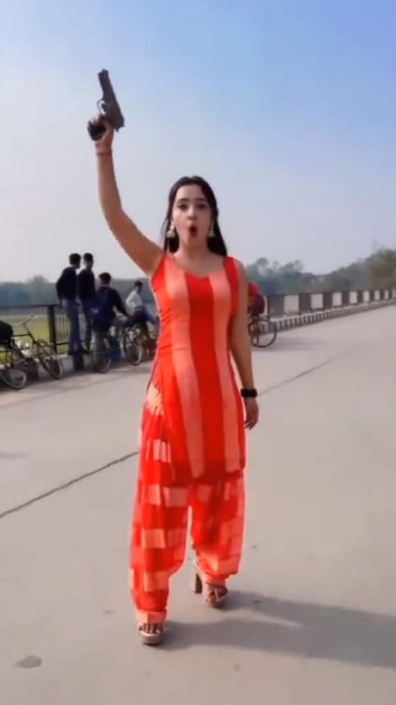 हाइवे पर गन के साथ डांस कर रही थीं इंफ्लूएंसर, वीडियो वायरल