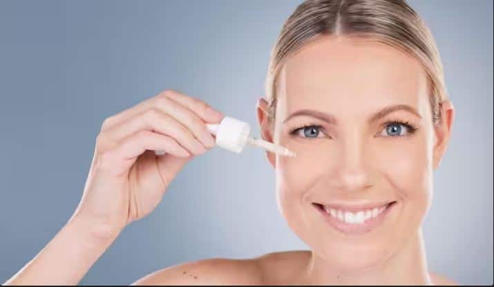 ਲੋਕ ਆਪਣੇ ਚਿਹਰੇ ਨੂੰ ਖੂਬਸੂਰਤ ਬਣਾਉਣ ਲਈ ਕਈ ਕੋਸ਼ਿਸ਼ਾਂ ਕਰਦੇ ਹਨ, ਅਜਿਹੇ 'ਚ ਕੁਝ ਲੋਕ ਆਪਣੇ ਚਿਹਰੇ 'ਤੇ ਬਰਫ ਦੀ ਵਰਤੋਂ ਕਰਦੇ ਹਨ।