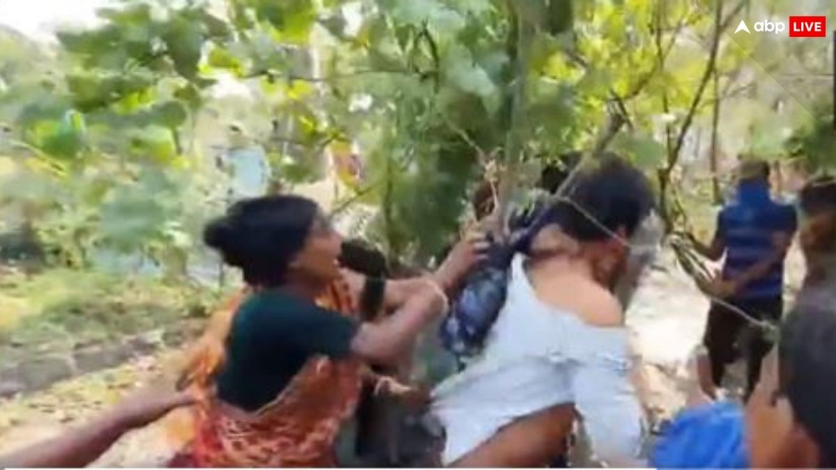Sandeshkhali Row: संदेशखाली में महिलाओं ने TMC कार्यकर्ताओं को दौड़ा-दौड़कर पीटा, कपड़े भी फाड़े, देखें Video