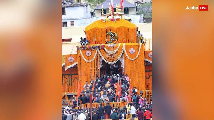 मंदिर के कपाट खोलने से पहले मंदिर को 15 क्विंटल फूलों से सजाया गया. कपाट खुलने के मौके पर करीब दस हजार श्रद्धालु धाम पहुंचे.