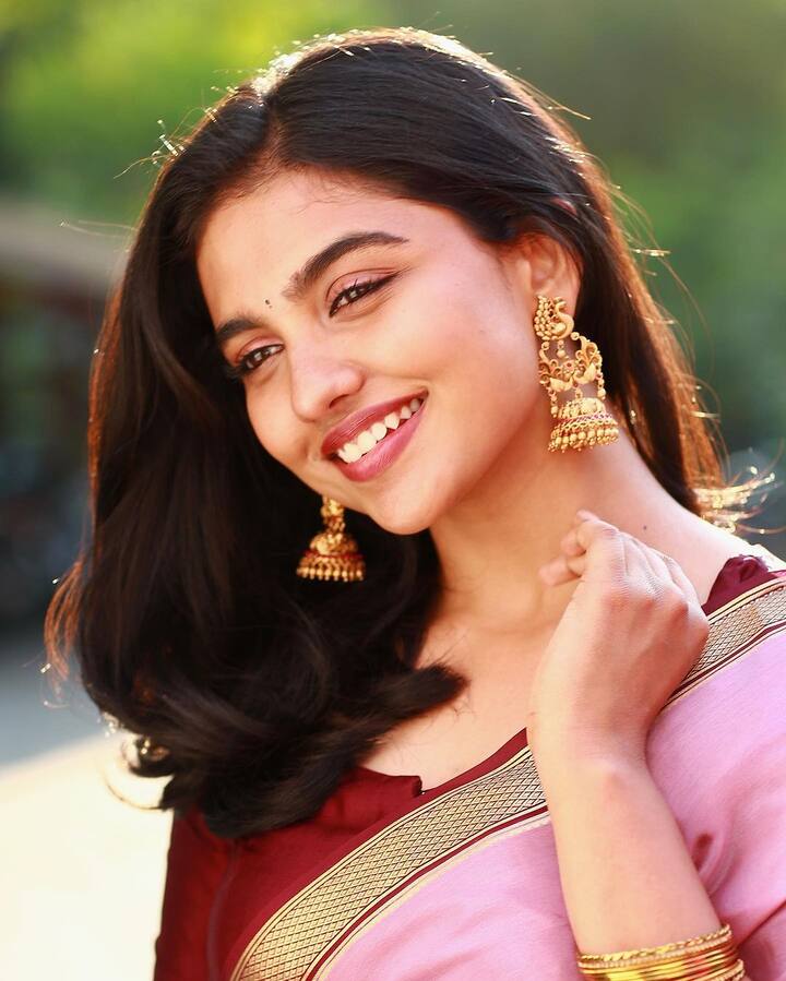 22 ఏళ్ల ఈ భామ ప్రేమలుతో వివిధ భాషల్లో పాపులారిటీ తెచ్చుకుంది. ప్రస్తుతం తమిళంలోకి నేరుగా ఓ సినిమాతో ఎంట్రీ ఇచ్చింది.(Images Source : Instagram/Mamitha Baiju)