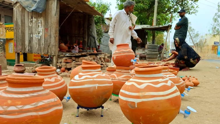UP Heat Wave Demand for clay pots increasing in Summer Season Water Very beneficial for health ann UP News: गर्मी के मौसम में मिट्टी के मटकों की बढ़ने लगी मांग, सेहत के लिए भी फायदेमंद है इसका पानी