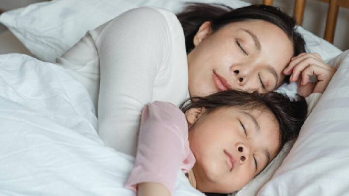 Child Sleep : जर तुमचे मूल रात्री उशिरा झोपत असेल आणि तुम्ही त्याला लवकर झोपू इच्छित असाल तर येथे काही अतिशय सोप्या पद्धती आहेत ज्या तुमच्या मुलाला लवकर झोपण्यास मदत करतील.