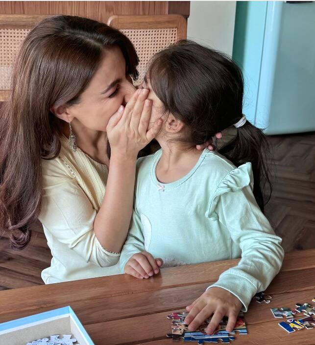 सोहा अली खान ने अपने इंस्टाग्राम पर मदर्स डे पर कुछ तस्वीरें पोस्ट की है. इन तस्वीरों में वो अपनी बेटी इनाया के साथ नजर आ रही हैं. वहीं उन्होंने अपनी मां शर्मिला टैगोर पर भी प्यार लुटाया है.