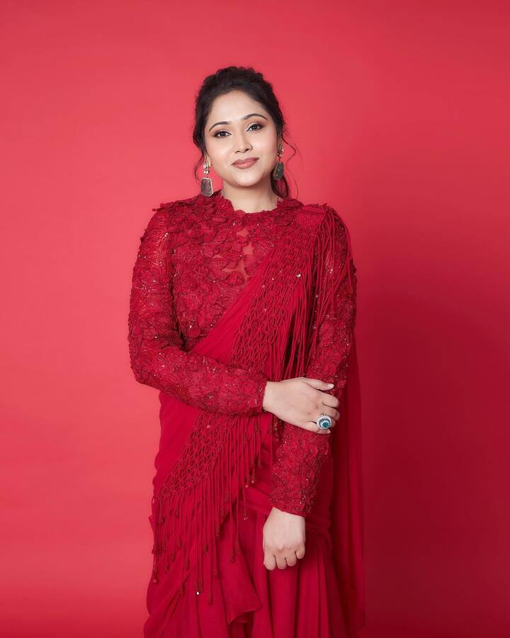 అదిరిపోయే ఫోటో షూట్లతో ఆహా అనిపిస్తుంది. Photo Credit: Priya Mohan/Instagram