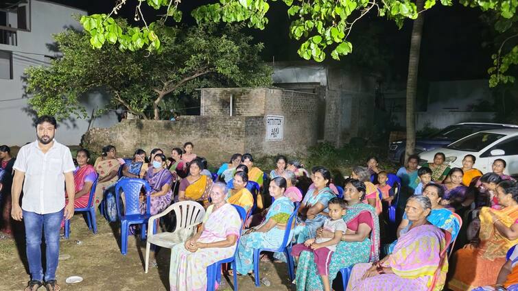 Konaseema news Pinapalla villagers throws sarees distributed by YSRCP Leaders YSRCP News: వైసీపీ నేతల చీరల పంపకం, విసిరికొట్టిన 300 మంది స్త్రీలు!