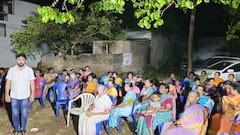 వైసీపీ నేతల చీరల పంపకం, విసిరికొట్టిన 300 మంది స్త్రీలు!