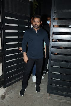 Jr NTR at Mumbai: ముంబై ఎయిర్‌పోర్టులో ఎన్టీఆర్‌ సందడి - లోక్‌సభ ఎన్నికల కోసం హైదరాబాద్‌కు!