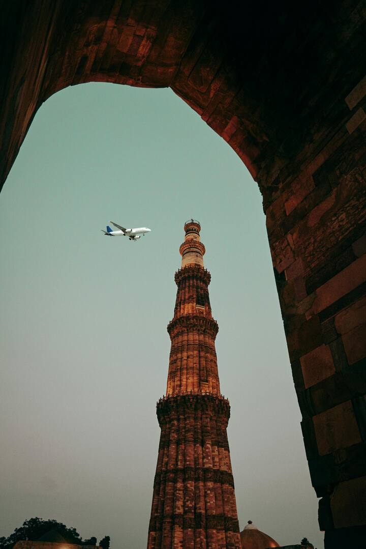 कुतुबमीनार भी लोगों के लिए आकर्षण का स्थल रहा है. इस ऐतिहासिक इमारत को देखने साल 2023 में 15.24 लाख पर्यटक यहां पहुंचे थे.