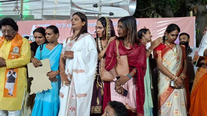 इस रोड शो में किन्नर समाज के लोग भी काफी संख्या में प्रधानमंत्री को देखने के लिए पहुंचे थे.