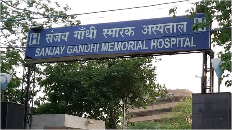 Delhi Bomb threat email received at Burari Government Hospital and Sanjay Gandhi Hospital in Mangolpuri Delhi Bomb Threat: दिल्ली में स्कूल के बाद अब अस्पतालों को बम की धमकी, पुलिस ने शुरू की तलाशी