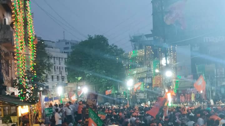 पीएम के इस रोड शो में हर कोई प्रधानमंत्री मोदी की एक तस्वीर अपने मोबाइल कैमरे से कैप्चर करने के लिए लालायित दिखे.