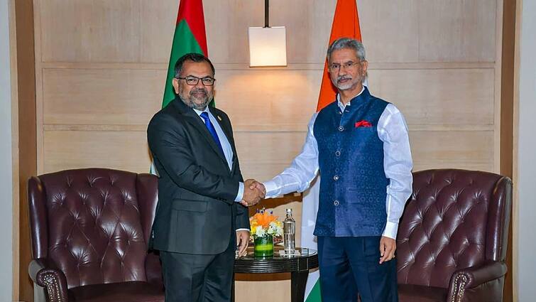 India-Maldives Relations Foreign Minister Moosa Zameer said India Government extend debt repayment deadline S Jaishankar India-Maldives Relations: भारत ने दिखाया बड़ा दिल! मालदीव को दी राहत, बढ़ाई 15 करोड़ डॉलर का कर्ज लौटाने की समय सीमा