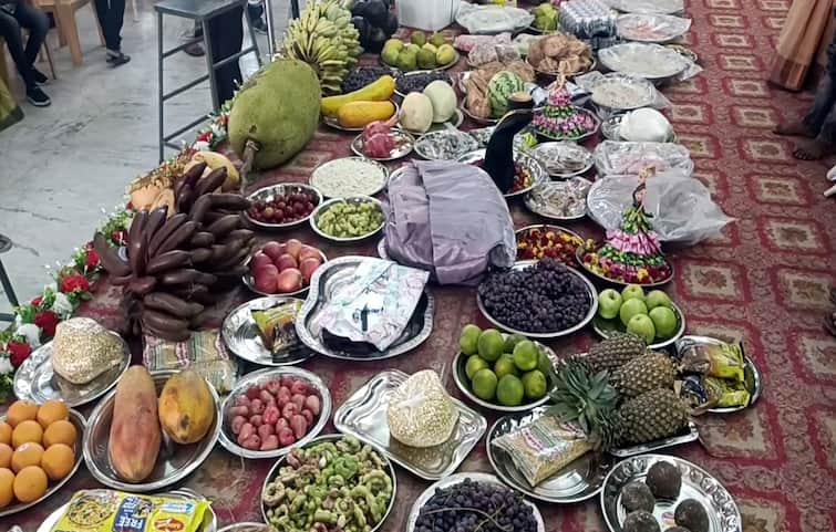 Dindigul news family function uncle  brought 108 rows of plates including gold jewelry - TNN முதல் திருவிருந்து விழா... 108 சீர்வரிசை தட்டுகள் எடுத்து வந்து திண்டுக்கல்லையே அசத்திய தாய் மாமன்