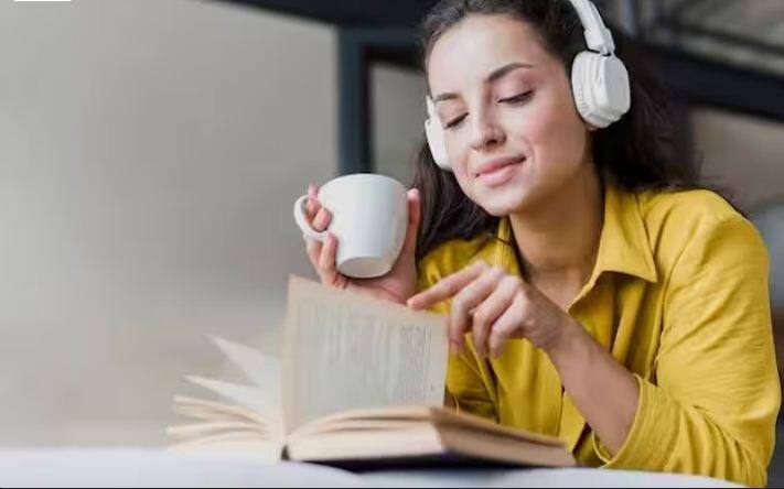 ਪੜ੍ਹਾਈ ਹਮੇਸ਼ਾ ਸ਼ਾਂਤ ਮਾਹੌਲ ਵਿੱਚ ਕਰਨੀ ਚਾਹੀਦੀ ਹੈ, ਇਸ ਨਾਲ ਧਿਆਨ ਨਹੀਂ ਭਟਕਦਾ ਅਤੇ ਪੜ੍ਹੀਆਂ ਗੱਲਾਂ ਜਲਦੀ ਯਾਦ ਰਹਿੰਦੀਆਂ ਹਨ। ਤੁਸੀਂ ਅਕਸਰ ਘਰ ਦੇ ਬਜ਼ੁਰਗਾਂ ਅਤੇ ਸਕੂਲ ਦੇ ਅਧਿਆਪਕਾਂ ਨੂੰ ਇਹ ਕਹਿੰਦੇ ਸੁਣਿਆ ਹੋਵੇਗਾ। ਇਸ ਨੂੰ ਕਾਫੀ ਹੱਦ ਤੱਕ ਸਹੀ ਮੰਨਿਆ ਜਾਂਦਾ ਹੈ ਪਰ ਕੁਝ ਲੋਕ ਅਜਿਹੇ ਵੀ ਹਨ ਜੋ ਪੜ੍ਹਾਈ ਦੌਰਾਨ ਗੀਤ ਸੁਣਦੇ ਹਨ (ਸਟੱਡੀ ਵਿਦ ਮਿਊਜ਼ਿਕ ਚੰਗਾ ਜਾਂ ਬੁਰਾ)। ਜਿਸ ਕਾਰਨ ਲੋਕਾਂ ਦੇ ਮਨਾਂ ਵਿੱਚ ਇਹ ਸਵਾਲ ਪੈਦਾ ਹੁੰਦਾ ਹੈ ਕਿ ਕੀ ਅਜਿਹਾ ਕਰਨਾ ਸਹੀ ਹੈ, ਕੀ ਇਸ ਨਾਲ ਪੜ੍ਹਾਈ ਵਿੱਚ ਰੁਚੀ ਵੱਧ ਜਾਂਦੀ ਹੈ ਜਾਂ ਯਾਦ ਕੀਤੀਆਂ ਗੱਲਾਂ ਮਨ ਵਿੱਚ ਬੈਠ ਜਾਂਦੀਆਂ ਹਨ। ਆਓ ਜਾਣਦੇ ਹਾਂ ਇਨ੍ਹਾਂ ਸਵਾਲਾਂ ਦੇ ਜਵਾਬ...