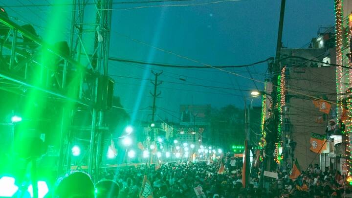 प्रधानमंत्री नरेंद्र मोदी की एक झलक देखने के लिए पूरा पटना रविवार की शाम सड़कों पर उमड़ पड़ा था.