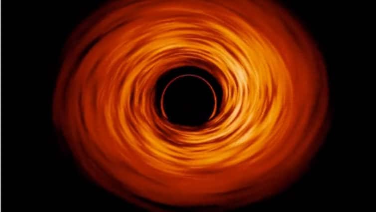 NASA share a video like black hole usuing super computer Black Hole: கருந்துளை மேலே நாம் பறந்தால் எப்படி இருக்கும்? நாசா வீடியோ வெளியீடு