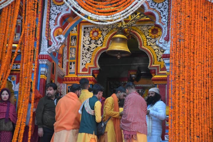 कपाटोद्घाटन के अवसर पर बद्रीनाथ मंदिर को 15 कुंतल फूलों से सजाया गया था. वही कपाट खुलने के एक दिन पूर्व से ही बद्रीनाथ धाम में श्रद्धालुओं की भीड़ जुटने लगी थी. गंगोत्री, यमुनोत्री, केदारनाथ एवं बद्रीनाथ धाम के कपाट खुलने के साथ ही उत्तराखंड में चारधाम यात्रा का पूरी तरह से आगाज हो गया है.
