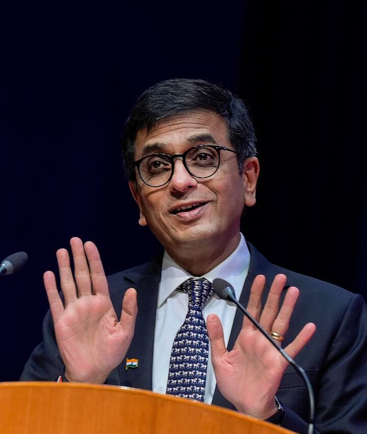 अशोक जहागीरदार ने कहा कि काफी लोगों को नहीं पता कि सीजेआई डीवाई चंद्रचूड़ को क्रिकेट खेलना बहुत पसंद था. चंद्रचूड़ के पिता जब बॉम्बे हाईकोर्ट के जज बने थे वो एक बड़े से बंगले में शिफ्ट हुए और यहां क्रिकेट के लिए बड़ी जगह थी. यहां पर चंद्रचूड़ क्रिकेट खेला करते थे.