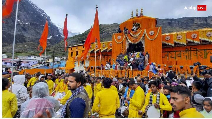 मंदिर का कपाट तीन चाबियों से खोला गया. इनमें एक टिहरी राजदरबार, दूसरी चाबी बद्री-केदार मंदिर समिति के पास और तीसरी चाबी बद्रीनाथ धाम के रावल और पुजारियों के पास होती है.