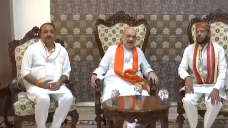 Amit Shah Reached Samajwadi Party MLA Manoj Pandey house and drink tea on Rae Bareli Visit Watch Video चुनावी माहौल के बीच सपा विधायक मनोज पांडेय के घर पहुंचे अमित शाह, सामने आया वीडियो
