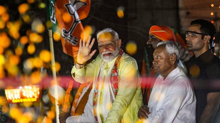 प्रधानमंत्री मोदी पटना हवाईअड्डे से राजभवन पहुंचे, उसके बाद उन्होंने रोड शो किया.