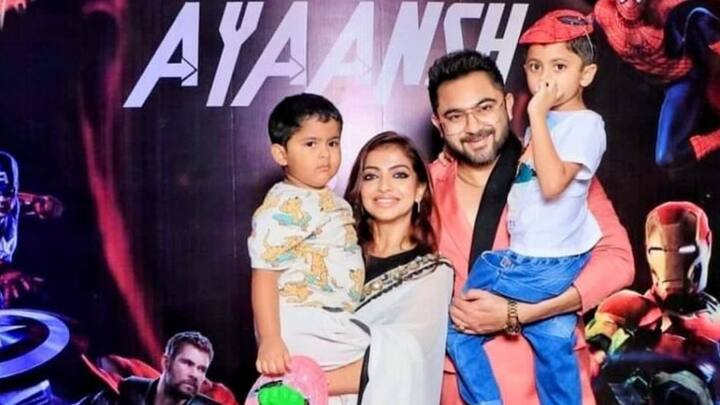 তবে কেবল নিজের মা-বাবা নন, সোহমের নিজেরও দুই পুত্রসন্তান রয়েছে। মাতৃদিবসে দুই সন্তান ও স্ত্রীয়ের ছবিও সোশ্যাল মিডিয়ায় শেয়ার করে নিয়েছেন সোহম।