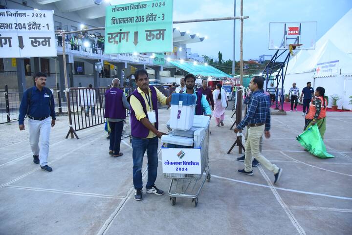 मध्य प्रदेश के इंदौर के नेहरू स्टेडियम में आज नजारा बदला बदला सा है. दरअसल, लोकसभा चुनाव के अगले चरण में 13 मई को इंदौर समेत मालवा निमाड़ की आठ लोकसभा सीटों पर चुनाव होना है.