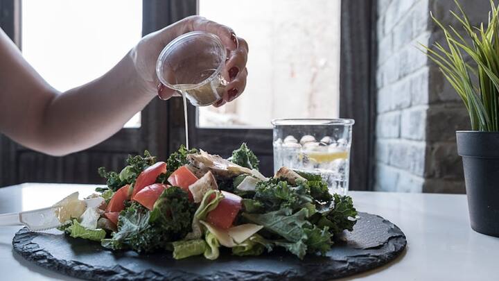 दरअसल एंटी डाइट प्लान किंग्स कॉलेज लंदन में प्रोफेसर टिम स्पेक्टर और एक न्यूट्रिशन टीम के दिमाग की उपज है. प्रोफेसर स्पेक्टर के मुताबिक ये डाइट प्लान केवल 18 सप्ताह में आपको कमर कम से कम 2 इंच कम करने में मदद करता है.