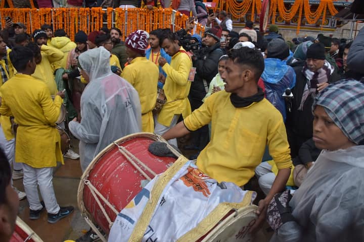 मुख्य पुजारी वीसी ईश्वर प्रसाद नंबूदरी ने गर्भगृह में भगवान बद्रीनाथ की विशेष पूजा-अर्चना करते हुए सबके लिए मंगलमय की कामना की. इसके साथ ही ग्रीष्मकाल के लिए बद्रीनाथ के दर्शन शुरू हो गए है. पहले दिन ही हजारों श्रद्धालुओं ने बद्रीनाथ में अखण्ड ज्योति एवं भगवान श्री बद्रीनाथ के दर्शनों का पुण्य अर्जित किया.