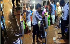 சிறப்பு பேருந்தில் அருவி போல் கொட்டிய மழைநீர்; குடைபிடித்தபடியே பயணித்த பொதுமக்கள்