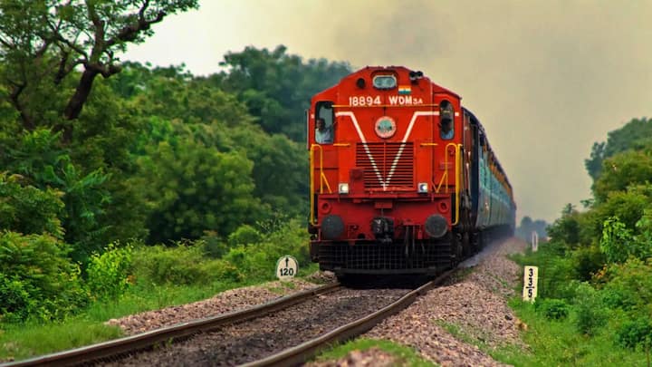 Indian Railway Rules: भारतीय रेलवे द्वारा ट्रेन चलने से पहले फाइनल चार्ट तैयार किया जाता है. वेटिंग टिकट का फाइनल स्टेटस रेलवे द्वारा ट्रेन चलने के पहले फाइनल चार्ट में बता दिया जाता है.