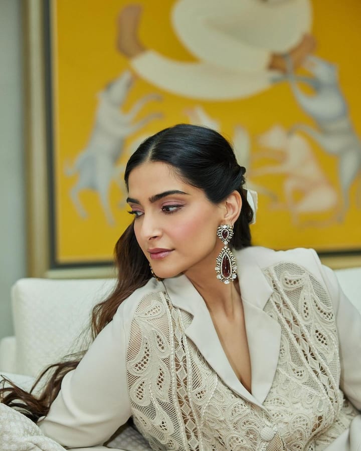 Dramatic drop earrings took her monochrome ensemble to the next level.
