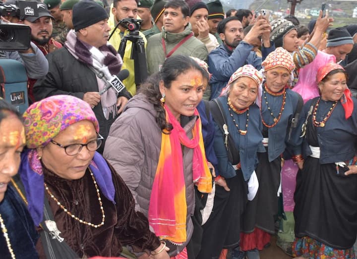 धार्मिक परंपराओं के निर्वहन के साथ कुबेर जी, श्री उद्धव जी एवं गाडू घडा दक्षिण द्वार से मंदिर में परिसर में लाया गया. इसके बाद मंदिर के मुख्य पुजारी रावल समेत धर्माधिकारी, हक हकूकधारी एवं श्री बदरीनाथ केदारनाथ मंदिर समिति के पदाधिकारियों द्वारा प्रशासन एवं हजारों श्रद्धालुओं की मौजूदगी में विधि विधान के साथ मंदिर के कपाट खोले गए.