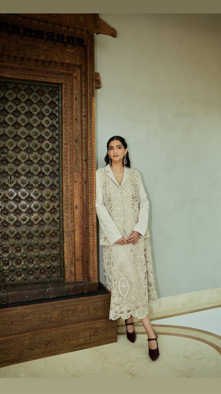 Sonam completed her magnificent outfit with a pair of sleek, black pumps.