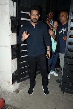 Jr NTR at Mumbai: ముంబై ఎయిర్‌పోర్టులో ఎన్టీఆర్‌ సందడి - లోక్‌సభ ఎన్నికల కోసం హైదరాబాద్‌కు!