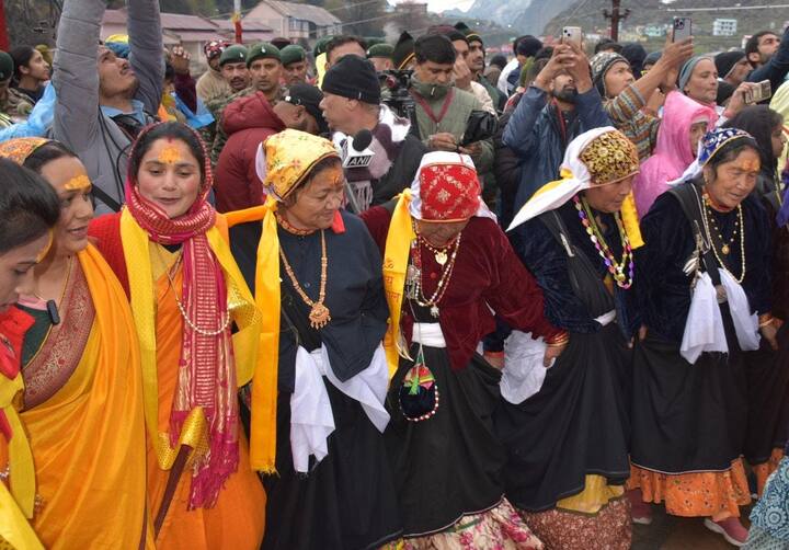 वर्ष 2021 में कोरोना संकट के कारण 197997 श्रद्धालु ही बदरीनाथ पहुंचे. जबकि कोरोना महामारी पर नियंत्रण के बाद विगत वर्ष 2022 में 1763549 और 2023 में रिकार्ड 1839591 श्रद्धालु बद्रीनाथ धाम पहुचे. इस बार शुरुआत में ही रिकॉर्ड पंजीकरण के साथ बड़ी संख्या में श्रद्धालु बदरीनाथ पहुंचने लगे है.