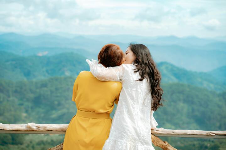 क्लास: जर तुमच्या आईला स्वयंपाक करायला आवडत असेल तर तिला प्रसिद्ध शेफ किंवा कुकिंग क्लासमध्ये सहभागी होण्यास सांगा. नवीन पाककृती आणि स्वयंपाकाचे तंत्र शिकणे त्यांच्यासाठी खूप मजेदार असू शकते. घरातील कामांतून वेळ काढून ती काहीतरी चांगलं शिकेल. [Photo Credit : Pexel.com]