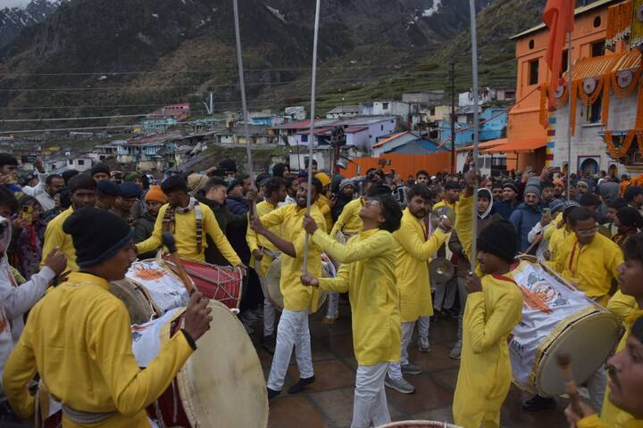 बद्रीनाथ मंदिर के कपाट खुलने के साथ ही भू-वैकुण्ठ धाम के आसपास तप्तकुण्ड, नारद कुण्ड, शेषनेत्र झील, नीलकंठ शिखर, उर्वशी मन्दिर, ब्रह्म कपाल, माता मूर्ति मन्दिर तथा देश के प्रथम गांव माणा, भीमपुल, वसुधारा जलप्रपात एवं अन्य ऐतिहासिक व दार्शनिक स्थलों पर भी श्रद्धालुओं एवं पर्यटकों की भीड़ जुटने लगी है.
