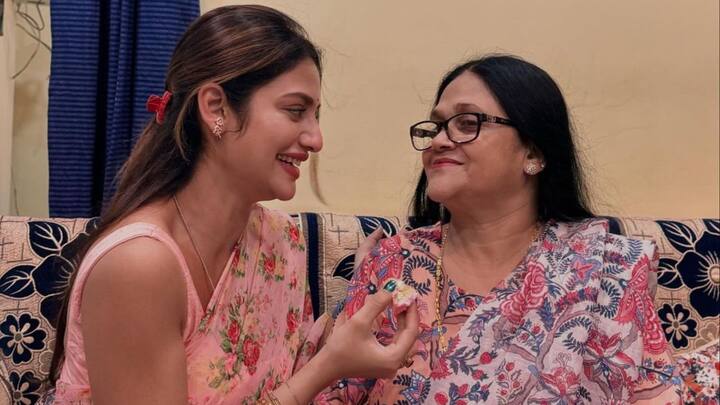 আজ মাদার্স ডে। সোশ্যাল মিডিয়ায় মায়েদের সঙ্গে মিষ্টি মুহূর্ত শেয়ার করে নিলেন টলিউডের অভিনেতা অভিনেত্রীরা। কেউ বা শোনালেন মা হয়ে ওঠার গল্প। একঝলকে দেখে নেওয়া যাক, টলিপাড়ার মায়েদের দিন উদযাপন।