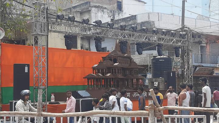 ठाकुरबारी रोड से बाकरगंज के बीच दोनों ही तरफ दुकानों को बंद कराया गया है. वहीं इन इलाकों में जितने भी मकान हैं, उन पर लाइटिंग की व्यवस्था की गई है. इसके साथ कई संस्थाओं के जरिए भी प्रधानमंत्री नरेंद्र मोदी के स्वागत के लिए मकान पर से पुष्प वर्षा की तैयारी की गई है.