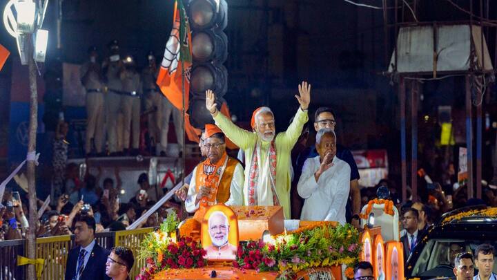 प्रधानमंत्री मोदी के वाहन में मुख्यमंत्री नीतीश कुमार, भाजपा के प्रदेश अध्यक्ष सम्राट चौधरी और रविशंकर प्रसाद भी मौजूद रहे.